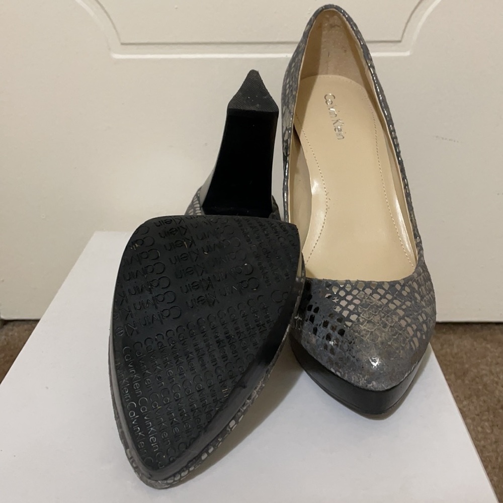 CALVIN KLEIN PUMPS - Picture 3 of 6